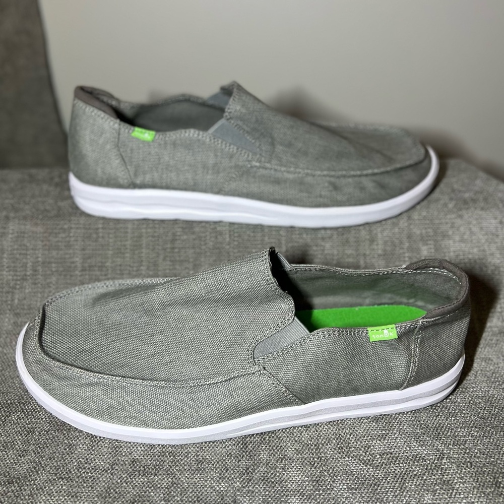 Never worn Sanuks